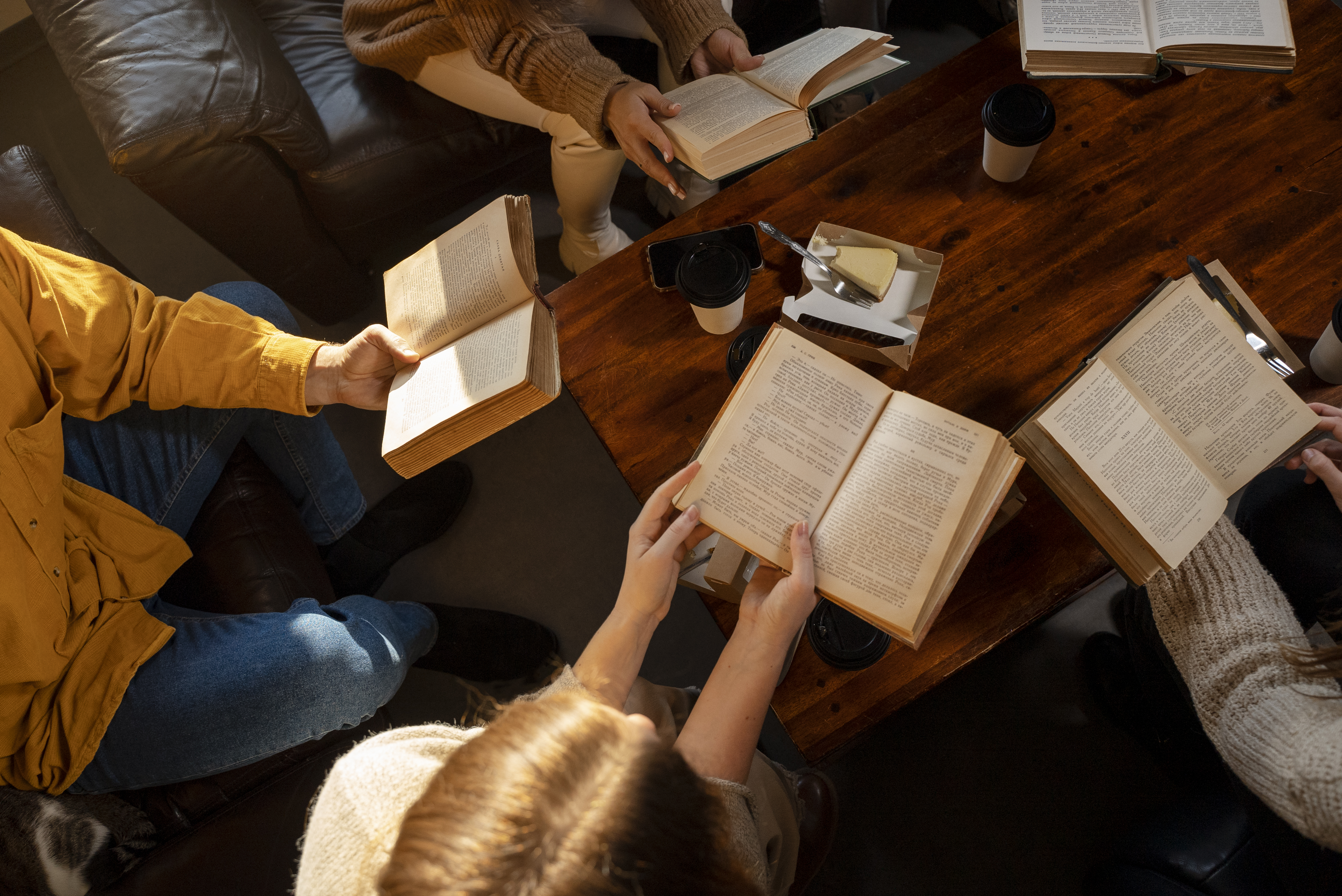 groupe de personnes tenant des livres